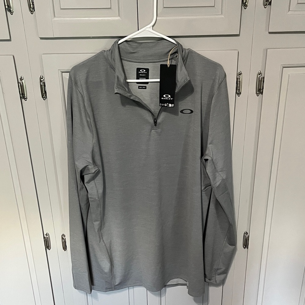 NWT Oakley Men's Silver Quarter-Zip Pullover. Large